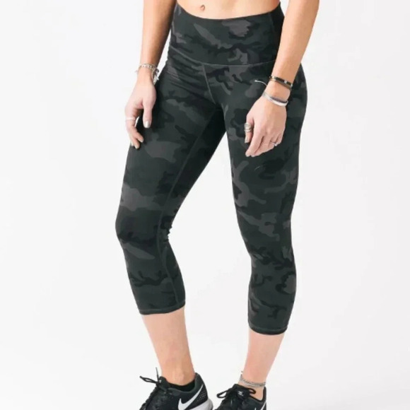 Zyia Forest Camo Luxe Hi-Rise Capri 20" Size 6-8 - Picture 1 of 6